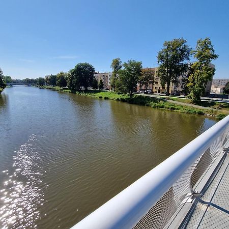 Prostorny Byt V Centru U Reky, 2 Loznice, Balkon Hradec Kralove Exterior photo
