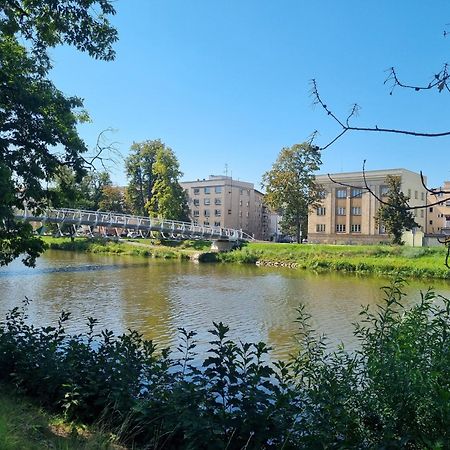 Prostorny Byt V Centru U Reky, 2 Loznice, Balkon Hradec Kralove Exterior photo