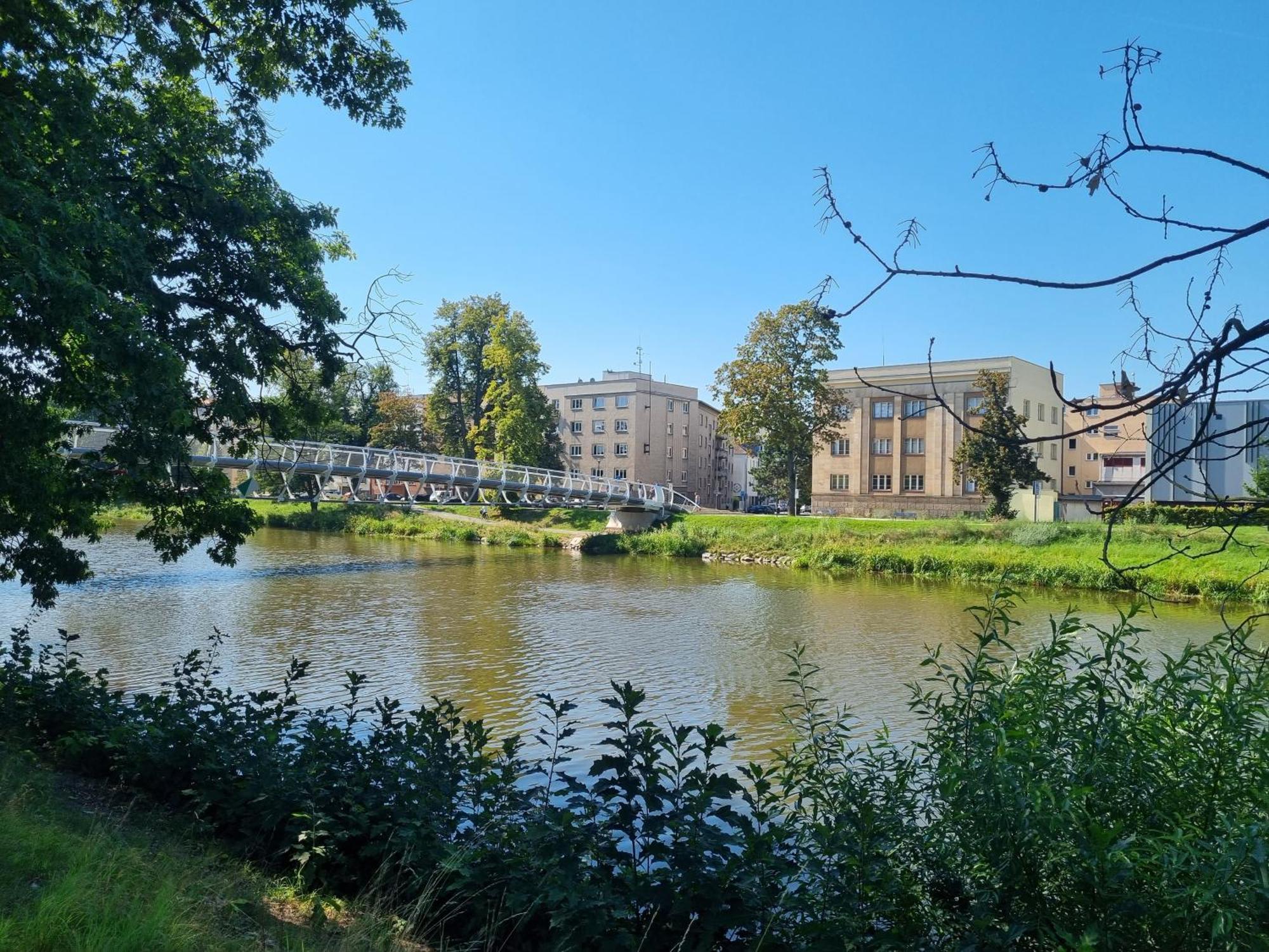 Prostorny Byt V Centru U Reky, 2 Loznice, Balkon Hradec Kralove Exterior photo