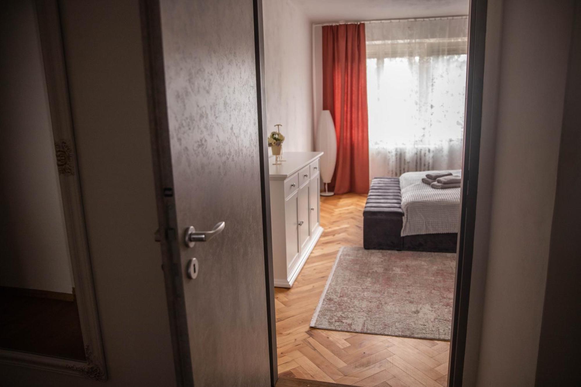 Prostorny Byt V Centru U Reky, 2 Loznice, Balkon Hradec Kralove Exterior photo