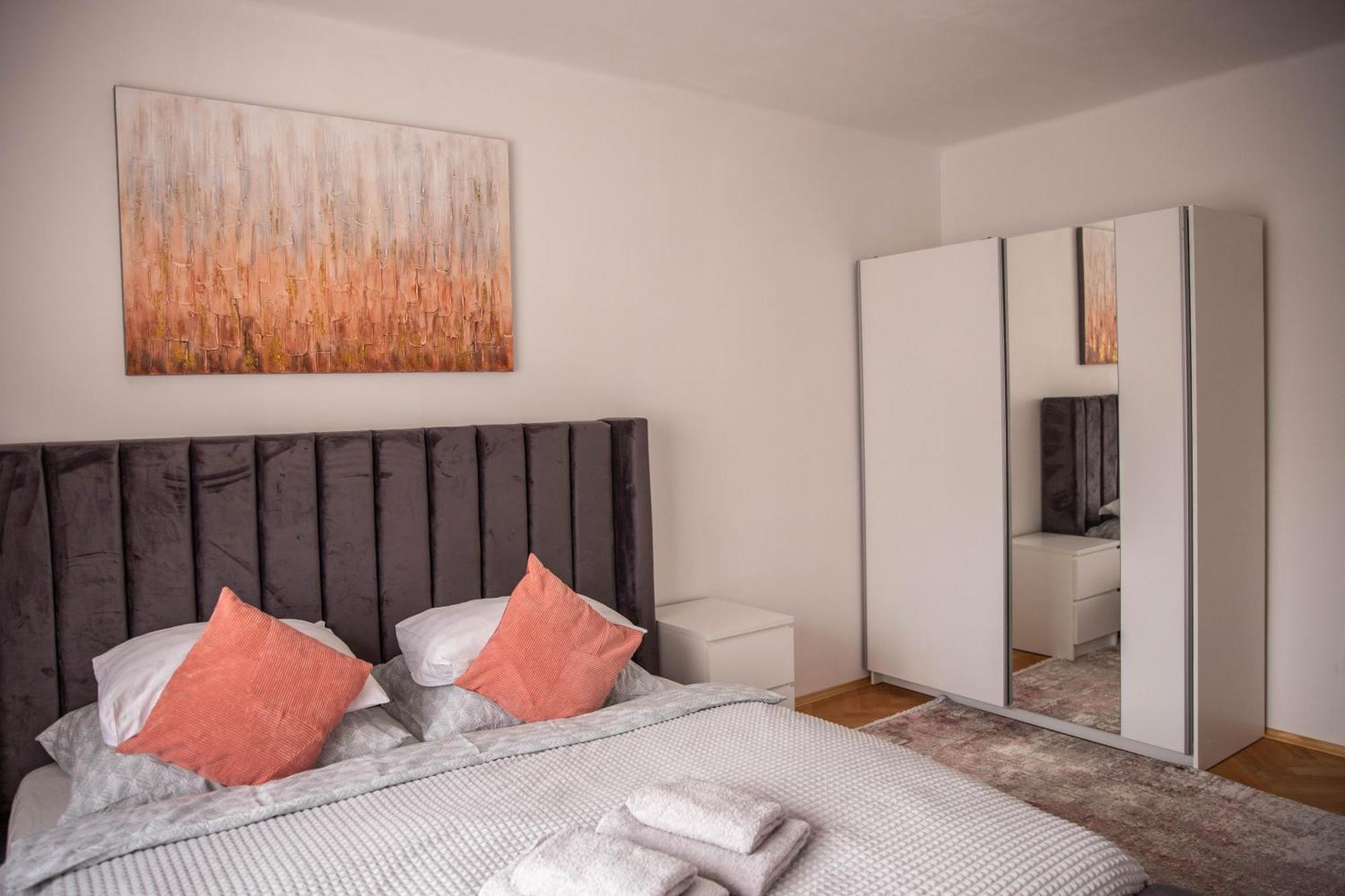 Prostorny Byt V Centru U Reky, 2 Loznice, Balkon Hradec Kralove Exterior photo