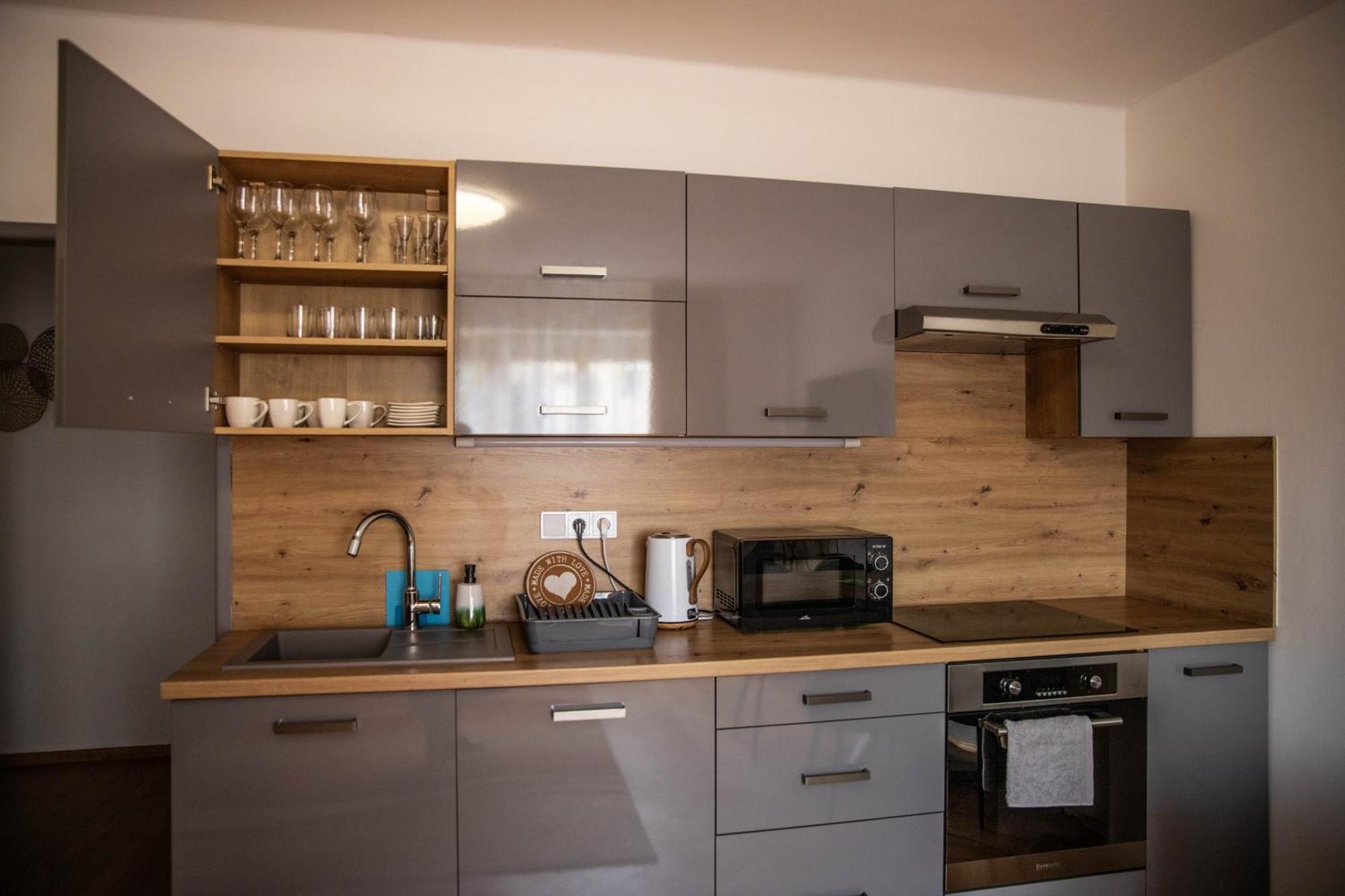 Prostorny Byt V Centru U Reky, 2 Loznice, Balkon Hradec Kralove Exterior photo