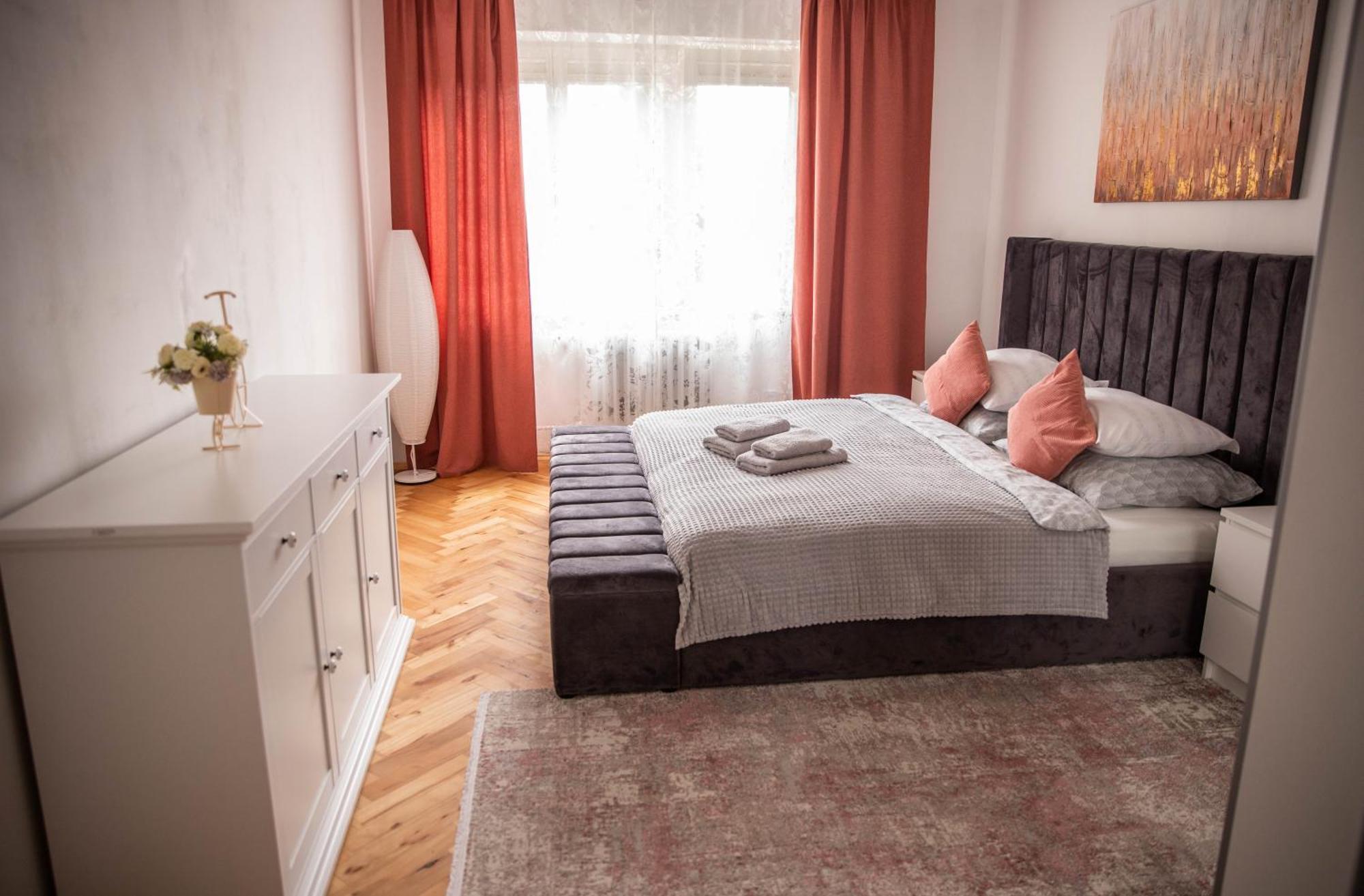 Prostorny Byt V Centru U Reky, 2 Loznice, Balkon Hradec Kralove Exterior photo