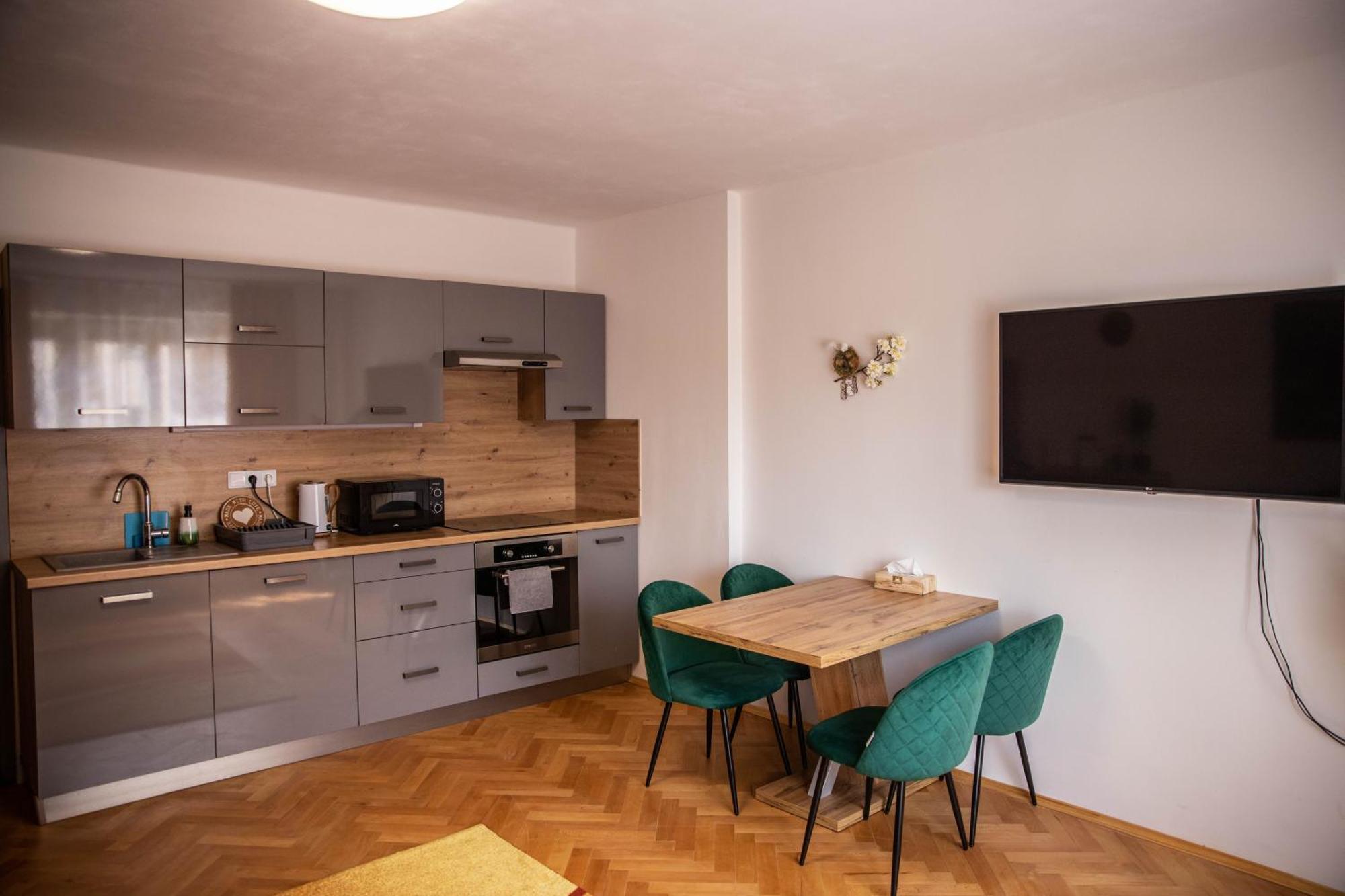 Prostorny Byt V Centru U Reky, 2 Loznice, Balkon Hradec Kralove Exterior photo