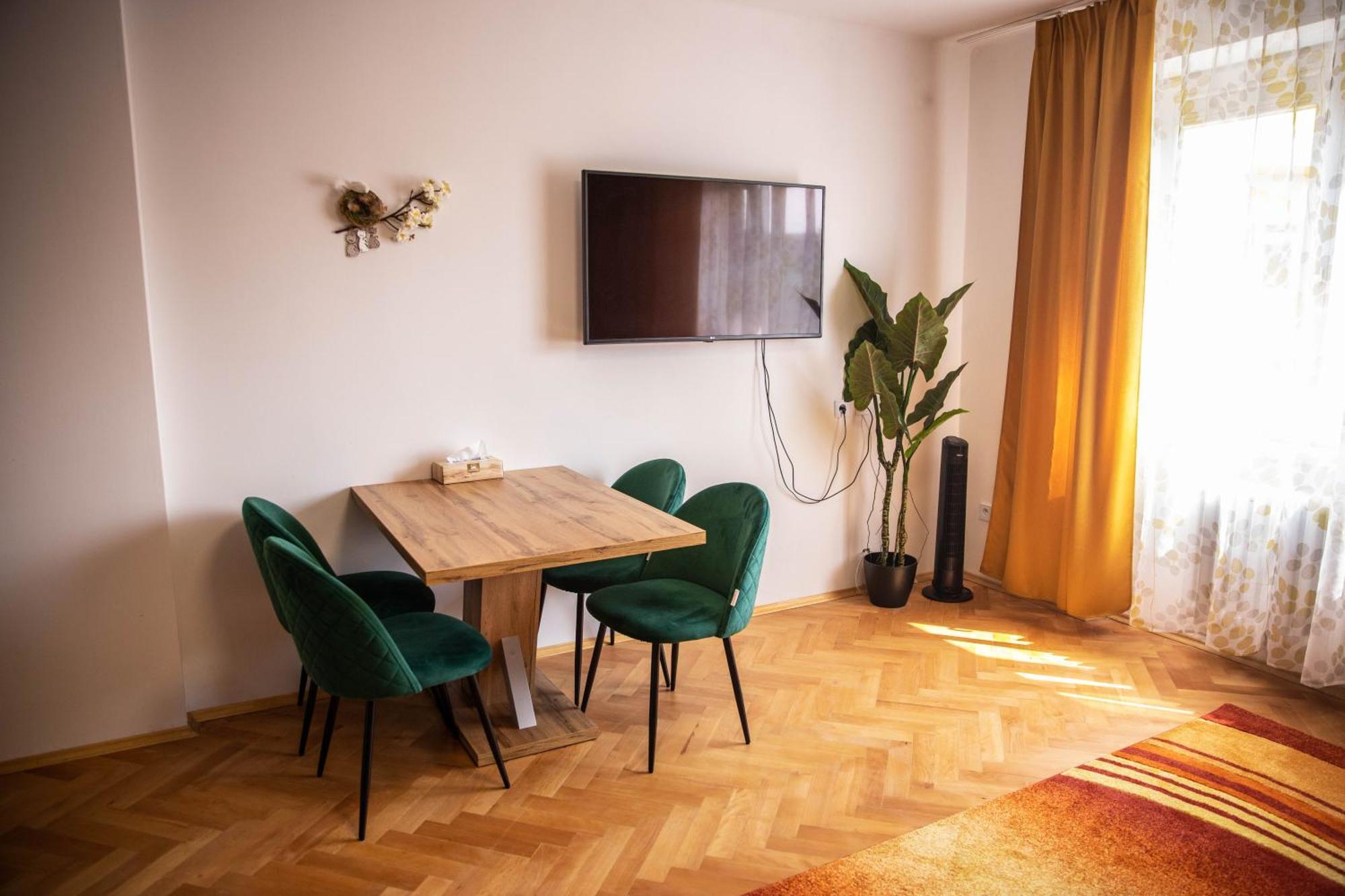 Prostorny Byt V Centru U Reky, 2 Loznice, Balkon Hradec Kralove Exterior photo
