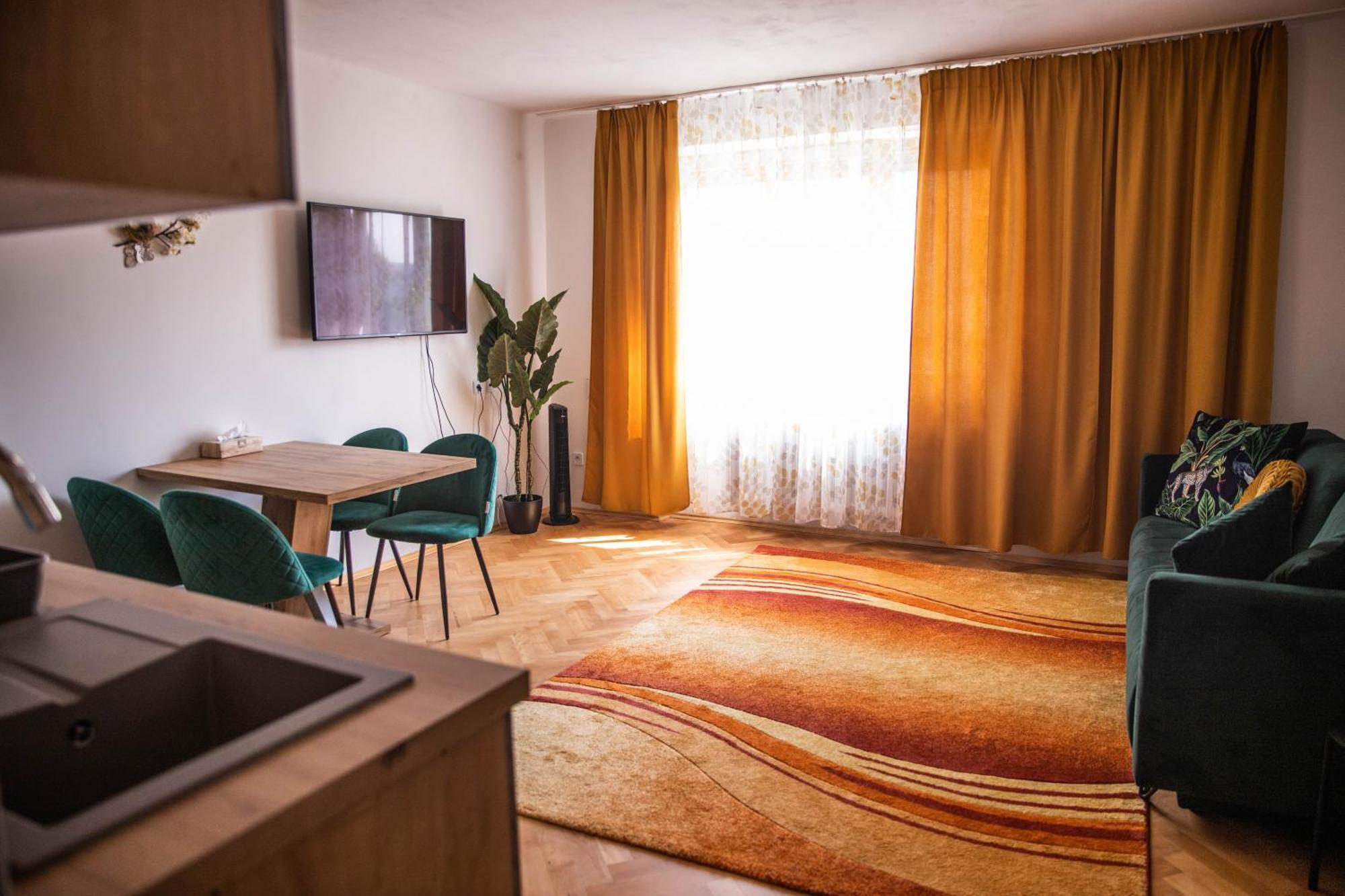 Prostorny Byt V Centru U Reky, 2 Loznice, Balkon Hradec Kralove Exterior photo