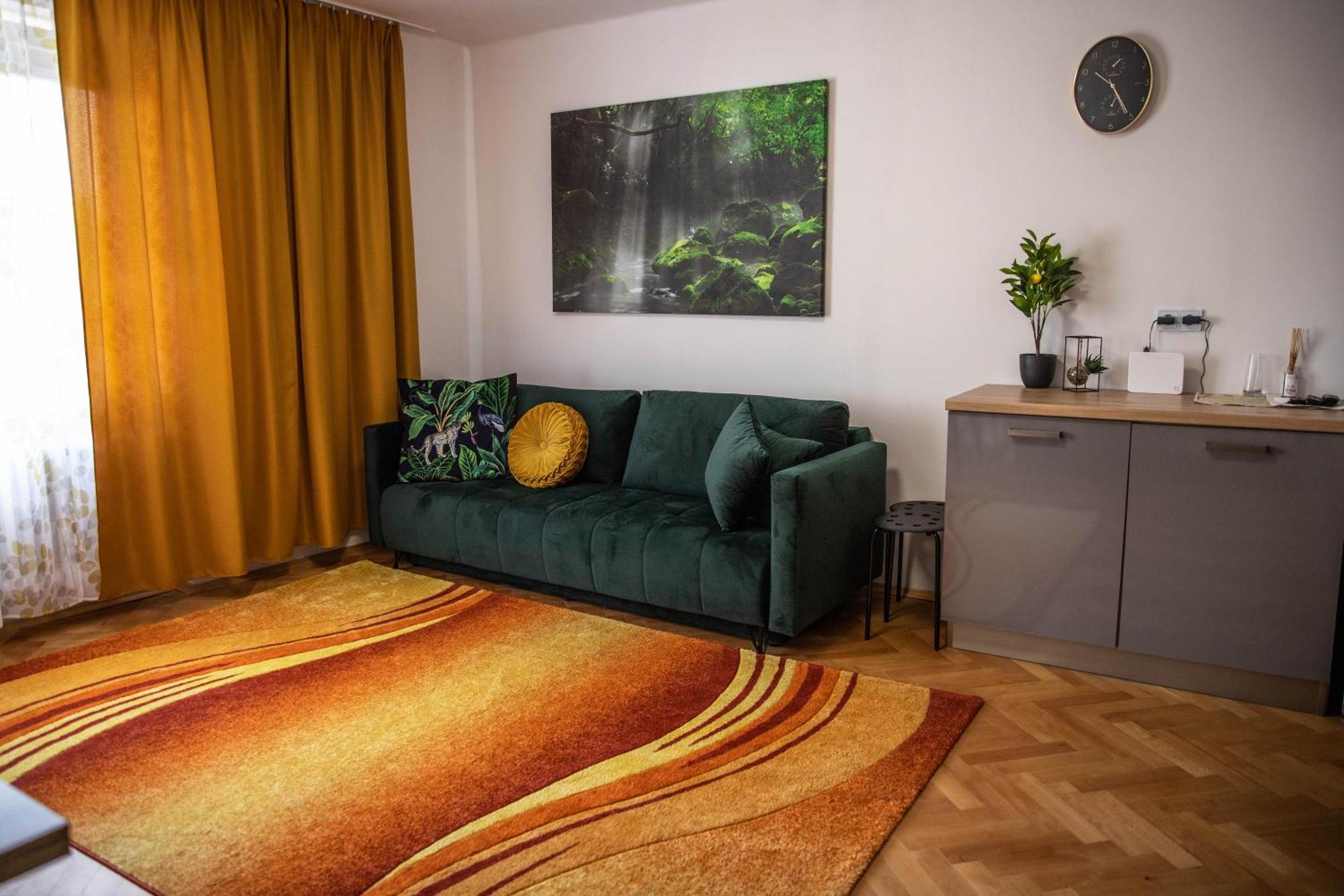 Prostorny Byt V Centru U Reky, 2 Loznice, Balkon Hradec Kralove Exterior photo